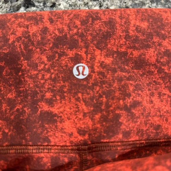Lululemon Wunder Train High-Rise Short 8"
Denim Wash Print Autumn Red Black - Picture 6 of 7